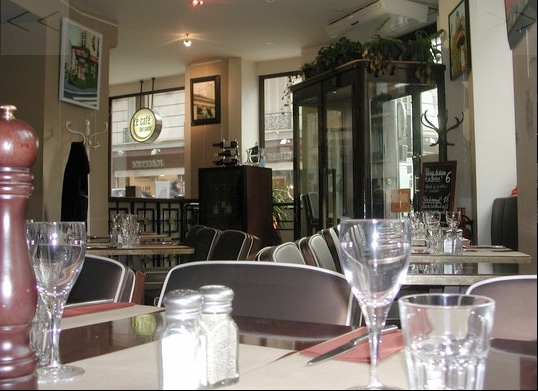 Une salle simple mais conviviale